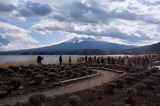 ?湖人今日到场照：詹姆斯头戴小帽手提LV 浓眉亮片破洞裤吸睛